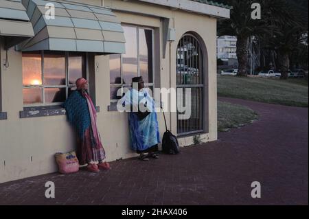 Die untergehende Sonne an der Atlantikküste der Bucht des Camps. Der Vorort von Kapstadt ist der Treffpunkt nationaler und internationaler wirtschaftlicher und politischer Eliten Stockfoto