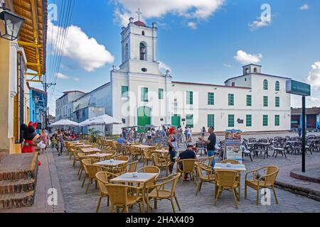 Plaza San Juan de Dios und die Iglesia San Juan de Dios, Kirche und Klosterkrankenhaus aus dem 18th. Jahrhundert in der Altstadt von Camagüey, Kuba Stockfoto