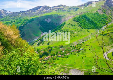 Dorf in Zemo mlieta mit grüner Natur rund um. Landschaft des Nationalparks Kazbegi. Remore Gebiete und kleine Dörfer im kaukasus.2020 Stockfoto