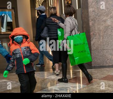 Shopper mit Bottega Veneta Einkaufstaschen am Sonntag, den 5. Dezember 2021, am Brookfield Place in Lower Manhattan in New York. (© Richard B. Levine) Stockfoto