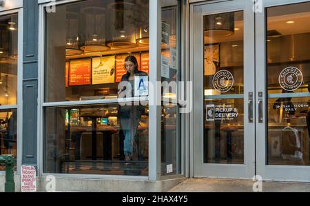 Ein Chipotle Mexican Grill Restaurant im Stadtteil Chelsea in New York am Montag, den 6. Dezember 2021. (© Richard B. Levine) Stockfoto