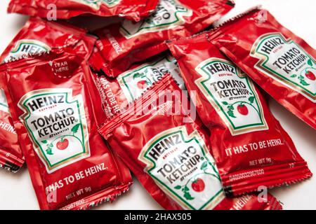 Einzelpackungen von Heinz Ketchup am Donnerstag, 2. Dezember 2021 in New York. (© Richard B. Levine) Stockfoto