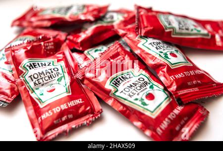 Einzelpackungen von Heinz Ketchup am Donnerstag, 2. Dezember 2021 in New York. (© Richard B. Levine) Stockfoto