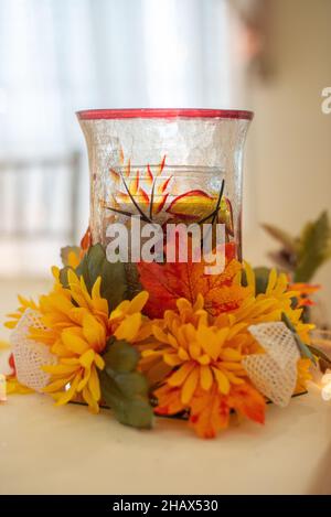 Herbst dekorative Kerzenhalter Mittelstück mit Herbstlaub um ihn herum Stockfoto