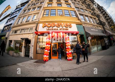 Große Eröffnung eines Popeye's Louisiana Kitchen Franchise in New York am Freitag, 10. Dezember 2021. (© Richard B. Levine) Stockfoto