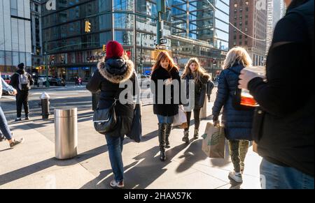 Shopper in Midtown Manhattan in New York am Sonntag, den 12. Dezember 2021. (© Richard B. Levine) Stockfoto