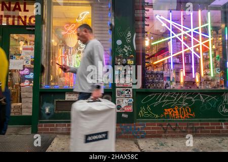 Am Samstag, den 11. Dezember 2021, können Sie im Viertel Soho in New York einkaufen. Trotz Problemen mit der Lieferkette und neuer Covid-Varianten prognostiziert Analysten, dass die Verbraucher 6,7 Prozent mehr ausgeben werden als im Jahr 2020. (© Richard B. Levine) Stockfoto