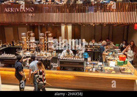 Kaffeeliebhaber strömen am Donnerstag, den 2. Dezember 2021, in die Starbucks Reserve Roastery in Chelsea in New York. (© Richard B. Levine) Stockfoto