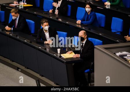 Berlin, Deutschland. 15th Dez 2021. OLAF SCHOLZ, ROBERT HABECK, ANNALENA BAERBOCK und CHRISTIAN LINDNER im Bundestag, am 15. Dezember 2021. (Bild: © Ralph Pache/PRESSCOV über ZUMA Press Wire) Stockfoto