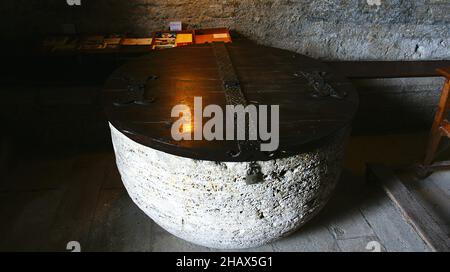 Taufbecken in der Kirche Santa Maria de Porqueres, Porqueres, Girona, Katalonien, Spanien, Europa Stockfoto