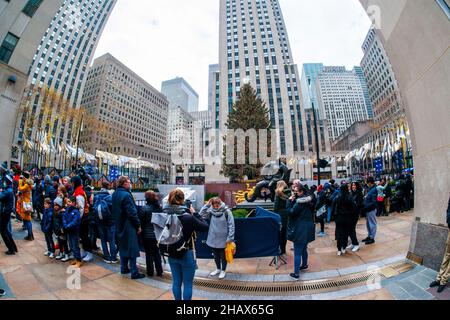 Massen von Touristen stehen am Mittwoch, den 8. Dezember 2021, vor dem Weihnachtsbaum des Rockefeller Center für Selfies an (© Richard B. Levine) Stockfoto