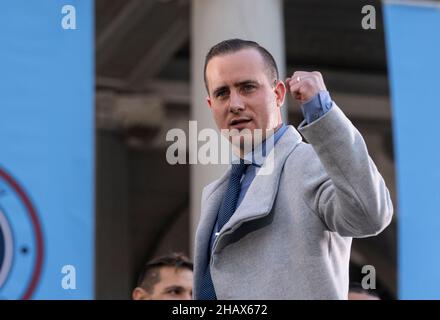 New York, New York, USA. 14th Dez 2021. Herr Ian Joy wurde während der Feier des NYCFC-Gewinns des MLS Cup 2021 auf der City Hall Steps auf der Bühne gesehen. NYCFC beendete die reguläre Saison auf Platz 4th und spielte fast alle Playoff-Spiele weg. Der Gewinn des MLS Cup ist die erste Trophäe, die das Franchise seit seiner Gründung vor 7 Jahren gewonnen hat. NYCFC ist Teil der City Football Group, der Fußballclubs auf der ganzen Welt gehören. Sean Johnson wurde zum MVP der Playoffs ernannt. (Bild: © Lev Radin/Pacific Press via ZUMA Press Wire) Stockfoto