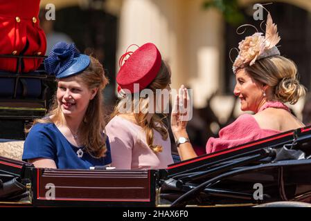 Lady Louise Windsor in einer Kutsche mit Prinzessin Eugenie und Sophie, Gräfin von Wessex während des Trooping the Color 2018. Junge königliche Frau Stockfoto