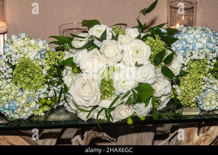 Blaue und weiße Hortensien Bräute Mädchen Bouquets und weiße rosses Bräute Bouquet Stockfoto