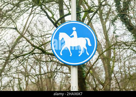 Schild, dass diese Straße für Pferd und Reiter geeignet ist Stockfoto