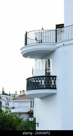 Ecke mit typischen Balkonen von Cadaqués, Katalonien, Spanien, Europa Stockfoto