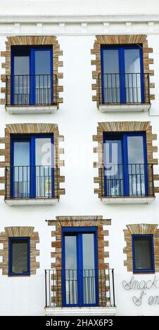 Fassade eines typischen Gebäudes in Cadaques, Costa Brava, Girona, Katalonien, Spanien, Europa Stockfoto