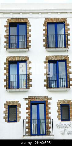 Fassade eines typischen Gebäudes in Cadaques, Costa Brava, Girona, Katalonien, Spanien, Europa Stockfoto