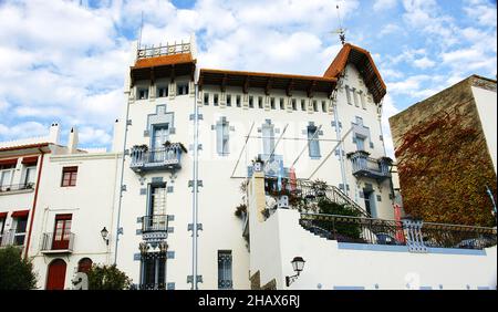 Kriechgang an einer Fassade eines typischen Hauses in Cadaques, Costa Brava, Girona, Katalonien, Spanien, Europa Stockfoto