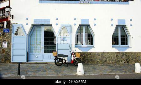 Typische Fassade eines Gebäudes in Cadaques, Costa Brava, Girona, Katalonien, Spanien, Europa Stockfoto