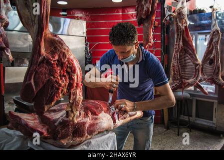 Amman, Jordanien - Oktober 06 2021: Markt in der Innenstadt in der Hauptstadt Amman, Metzgerei, die in einem alten Laden Fleisch anbringt, Stockfoto