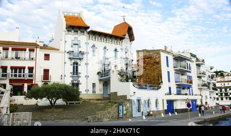 Kriechgang an einer Fassade eines typischen Hauses in Cadaques, Costa Brava, Girona, Katalonien, Spanien, Europa Stockfoto