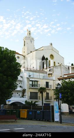 Kirchplatz von Santa María de Cadaques, Costa Brava, Girona, Katalonien, Spanien, Europa Stockfoto