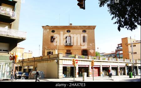 Altes Haus in einem modernen Gebäude in Barcelona, Katalonien, Spanien, Europa Stockfoto