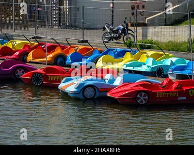 Katamarane in Form von Autos zur Unterhaltung auf dem Wasser. Bunte Wasserfahrräder zum Schwimmen auf dem Fluss. Verleih von Wassertransportmitteln für die Erholung. Spaß Wasser a Stockfoto