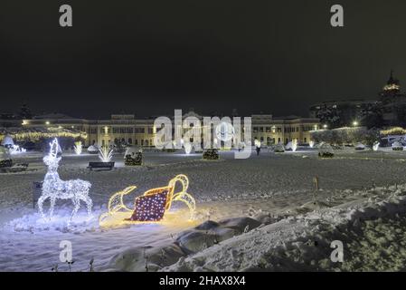 Typischer und berühmter symmetrischer italienischer Garten (Giardino all'italiana) im Winter während der Weihnachtszeit im Stadtzentrum von Varese, Italien Stockfoto