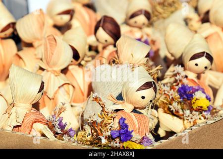 Strohpuppen.Spielzeug, Souvenirs. Wunderbare kleine europäische Puppen. Nahaufnahme. Stockfoto