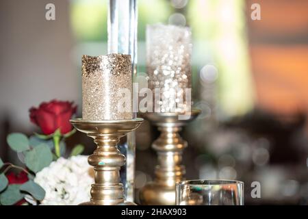 Kerzenhalter aus Kristallglas im Mittelpunkt mit goldener Kerze Stockfoto