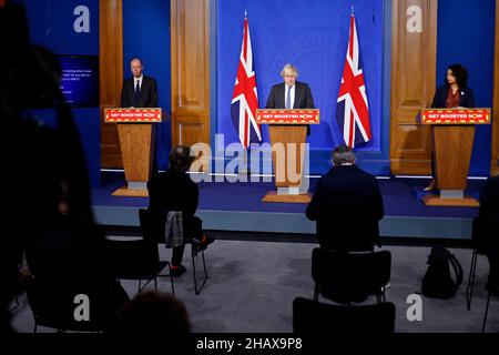 (Links-rechts) Chief Medical Officer für England, Professor Chris Whitty, Premierminister Boris Johnson und Dr. Nikki Kanani, der ranghöchste englische Hausarzt, während einer Medienbesprechung in der Downing Street, London, zum Coronavirus (Covid-19). Bilddatum: Mittwoch, 15. Dezember 2021. Stockfoto