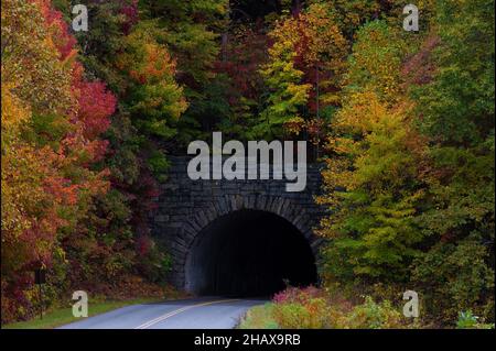 Herbstfarben auf dem malerischen Blue Ridge Parkway in North Carolina, USA Stockfoto