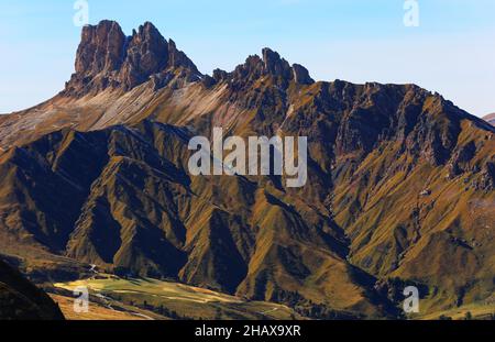 Dolomiten, Dolomiti, Berge und Felsen am Langkofel, Sasso Lungo mit Blick und Aussicht auf die Seiser Alm und Roßzähne 'Wiesen, Felsen in Südtirol Stockfoto