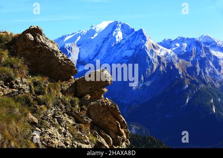 Dolomiten, Dolomiti, Berge und Felsen am Langkofel, Sasso Lungo mit Blick und Aussicht auf die Marmolada, Marmolata, Gletscher, Felsen in Südtirol Stockfoto