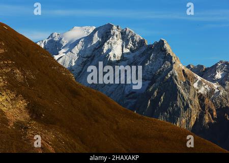 Dolomiten, Dolomiti, Berge und Felsen am Langkofel, Sasso Lungo mit Blick und Aussicht auf die Marmolada, Marmolata, Gletscher, Felsen in Südtirol Stockfoto