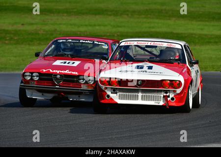 Sehr nahe Rennen , Lawrence Alexander, Alfa Romeo Algetta GTV 2000, Stephen Chase, Alfa Romeo Algetta GTV 2000, HRDC Classic Alfa Challenge for Class Stockfoto
