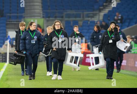 Brighton und Hove, Großbritannien. 15th Dez 2021. Die Balljungen und -Mädchen vor dem Premier League-Spiel zwischen Brighton und Hove Albion und Wolverhampton Wanderers am 15. Dezember 2021 im American Express Community Stadium, Brighton und Hove, England. Foto von Alan Stanford/Prime Media Images Credit: Prime Media Images/Alamy Live News Stockfoto