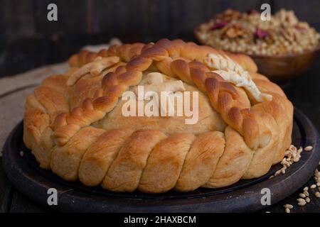 Serbischer slava-Kuchen mit einem Kreuz, Nahaufnahme. Slavski kolač. Dekoratives Brot für traditionelle Feste. Stockfoto