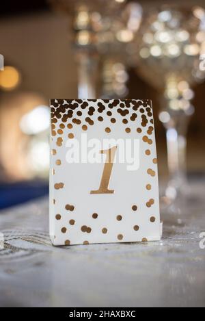 Sitzplatz mit der Nummer eins der Tischkarten. schild bei der Hochzeitsfeier Stockfoto