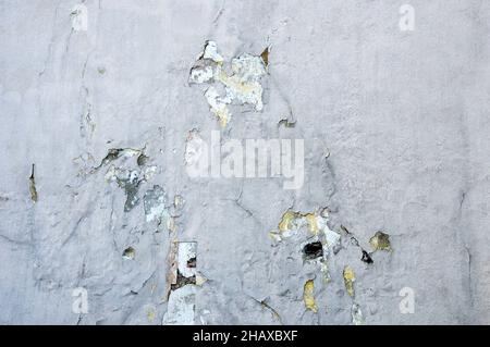 Alte Betonwand mit abblätterndem Putz und Rissen Stockfoto