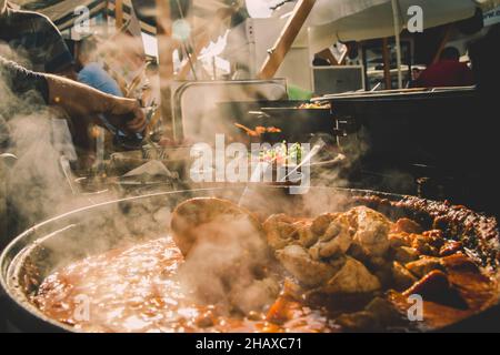 Cheff serviert internationale Fusionskusine am Straßenstand auf dem internationalen Street Food Festival von Odprta kuhna, Open Kitchen Event, in Ljubljana Stockfoto