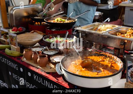 Cheff Kochen Fusion internationale Küche auf der Straße Stand auf dem internationalen Street Food Festival von Odprta kuhna, Open Kitchen Veranstaltung, in Ljubljana Stockfoto