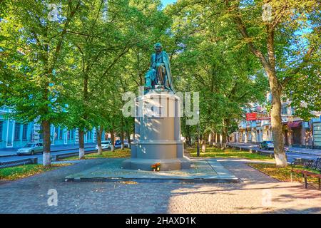 POLTAVA, UKRAINE - 22. AUGUST 2021: Das Denkmal für Mykola Hohol befindet sich im Hohol Park im zentralen Stadtteil, am 22. August in Poltava Stockfoto