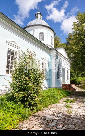 Kleine orthodoxe Kirche im Sommer sonnigen Tag. Lyuboni Dorf, Region Nowgorod, Russland Stockfoto