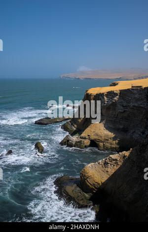 Wellen schlagen auf Küstenklippen im paracas Naturschutzgebiet in peru nationale und kulturhistorische Bedeutung für die inka Menschen Reisende. Stockfoto