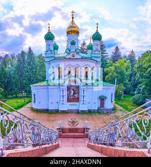 Der Blick auf die prächtige Kirche Saint Sampson von der Spitze des Gedenkhügels des gemeinsamen Grabes der russischen Krieger, die in Poltava Batlte, Ukraine gefallen sind Stockfoto