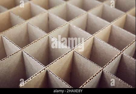 Abstrakter Hintergrund. Quadratische Trennwände aus Pappe aus nächster Nähe. Trennwände für den Transport empfindlicher Glasgegenstände. Stockfoto