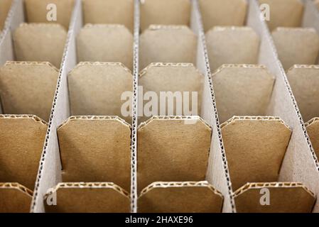 Abstrakter Hintergrund. Trennwände aus Pappe für den Transport empfindlicher Glasgegenstände. Nahaufnahme. Stockfoto